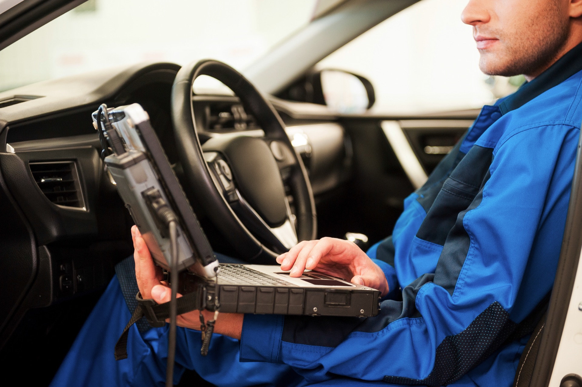 Welche professionelle Ausrüstung nutzt ein KFZ-Sachverständiger?